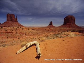 Monument Valley - údolie monumentov...