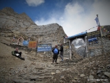 V base campe pod sedlom Thorong La 4400 m.n.m...