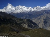 A krásna hora Dhaulagiri nad údolím rieky Kali Gandaki...