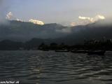 Ráno na jazere Fewa lake v Pokhare, v pozadí Himaláje...