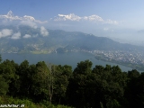 Himaláje nad jazerom Fewa lake, v pozadí Pokhara, druhé najväčšie mesto Nepálu....