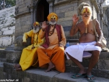 Svatí muži - sádhuovia v chráme Pashupatináth v Káthmandu...