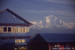 Na treku, v pozadí Dhaulagiri...