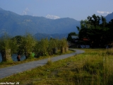 Oddych po treku pri jazere Fewa Lake v Pokhare