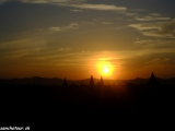 Západ slnka v tisícročnom meste Bagan...
