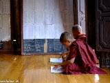 Malí mnísi čítajú z kníh v chráme Shwe Yan Paya pri jazere Inle...