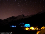 Dhaulagiri Base Camp v noci ...