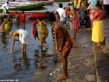 Ranné hinduistické rituály na rieke...