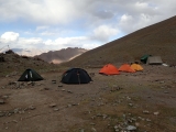 Base Camp pod našou šesť tisícovkou Stok Kangri...