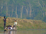Kanoe safari po rieke rapti v NP Chitwan...