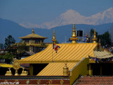 Pohľad na Himaláje cez strechy kláštorov v Budhanáte...
