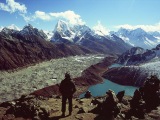 Pohľad z vrcholu Gokyo Peak...