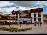 Potala - Biely palác bol postavený pre svetské účely, predovšetkým ako rezidencia dalajlámu. jeho časť ale bola vyhradená k úradnej správe Tibetu. Palác se svítivě bílými zdmi má sedm poschodí.