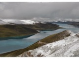 Výhľad zo sedla Gampa-La (4 800m) na posvätné tyrkysové jazero Yamdrok-Tso. Jeho dlĺžka je 72 km.