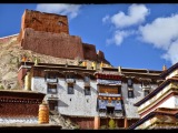 Mesto Gyantse (3 900m). Sme v slávnom kláštore Pelkor Chode