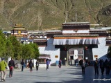 Mesto Shigatse, pred kláštorom  Tashi Lhunpo. Je to kláštor pančalámov.