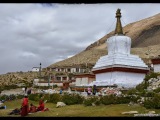 Najvyššie položený kláštor na svete - Rongbuk. (5000m). Nachádza sa asi 4km pred Everest base campom. Bol založený v roku 1902. V 60. rokoch bol vypálený Čínňami, dnes tu žije už len niekoľko mníchov pustovníkov.