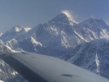 Oblietame  okolo Mt. Everestu...