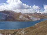 Posvätné jazero Yamdrok Tso v Tibete...