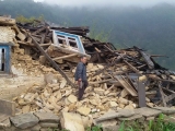 Náš priateľ Pasang v troskách svojho domu, aj jemu pomáhame pri obnove jeho zničeného domova...